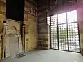 داخل غرفة السبيل ، مع نافذة يخرج منها المصاحب الماء.