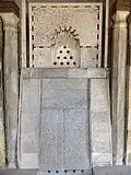 سلسبيل رخامي يتدفق الماء فوقه داخل حجرة المصاحب.
