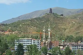 [en→ar]Mosques and Chinese folk temples&nbsp;&nbsp;[لغات أخرى]‏ characterising the skyline of Huangyuan County