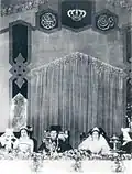الملك فاروق والملكة فريدة في قصر القبة على المائدة الملكية