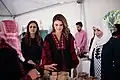 زيارة الملكة رانيا العبدالله رئيسة مجلس أمناء المؤسسة، لأحد مشاريعها، مع مديرة المؤسسة انعام البريشي