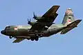 طائرة من طراز RSAF C-130 Hercules فوق مطار داروين الدولي.