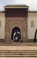 أحد مداخل المسجد الرئيسية.