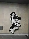 زي بيفينو ومصممة كاريكاتوري في محطة مطار من مترو لشبونة في عام 2012