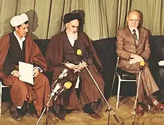 مهندس مهدي بازركان إلي جانب سيد روح الله الخميني وعلي أكبر هاشمي رفسنجاني.