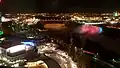الجسر والشلالات في الليل