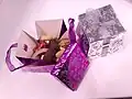 مثال على قرقيعان حديث بداخل العلبة مكسرات وتمر وحلويات يوزعه المسلمون على الأطفال في رمضان والمناسبات في العراق وغيرها من البلدان الإسلامية.
