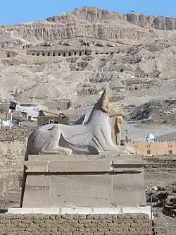 أنوبيس على ضريح (معبد الرامسيوم، طيبة غرب)