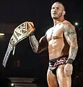 راندي أورتن con la versione 2013–2014 del titolo allora noto come WWE World Hevayweight Championship
