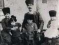 رشاد سليم (على يسار الصورة) مع والده الحاج سليم وأخوته في تركيا قبل عودتهم إلى العراق