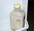 حليب اللوز في زجاجة