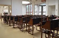 إحدى قاعات القراءة داخل المكتبة.