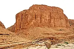 بوت أحمر على طول خط السكة الحديد