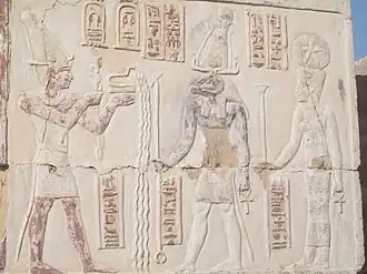 نقش ملون يصور تيتوس قيصر يقدم قرباناً لخنوم وست