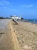 قايا السور البحري ويظهر في الخلفية كل من برج الصراط والمنارة