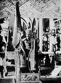 رضا بهلوي أثناء تتوجيه على عرش الطاووس 1926 م