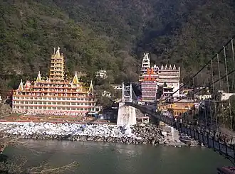 ريشيكيش ومعبد شيفا وجسر Lakshman Jhula على نهر الغانج