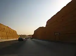 طريق الرياض - مكة يمر من خلال الوادي.