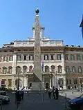 صورة للمدخل الرئيسي لمونتيسيتوريو مع عمود مونتيسيتوريو.