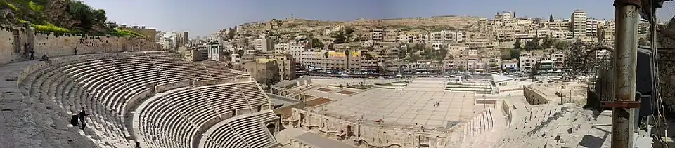 الموقع المكتشف للحمّامات الرومانيّة في شارع الهاشمي أمام المدرج الروماني.