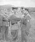 الجنرال إروين روزينر يعطي الميداليات لجنود الحرس السلوفيني الرئيسي 1944.