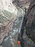 القطار أسفل الجسر