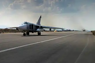 قاذفة القنابل سوخوي سو-24 روسية في قاعدة حميميم، سوريا