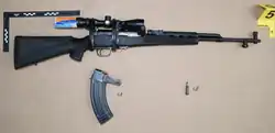 البندقية شبه الأوتوماتيكية إس كيه إس عيار 7.62x39 التي يُزعم أن روث استخدمها في محاولة الاغتيال