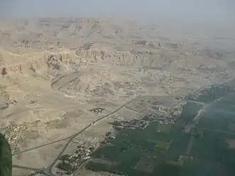 المقابر الفرعونية كما تبدو من المنطاد