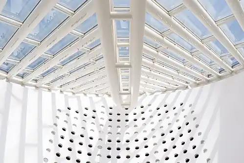 Ceiling of the متحف سان فرانسيسكو للفن الحديث by Snøhetta (2016), covered with fiber-reinforced plastic