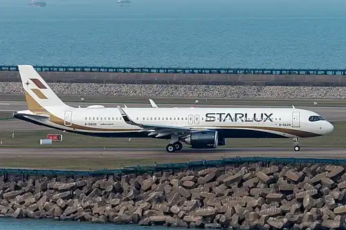 This ستارلوكس للطيران A321neo with plugged R3/L3 doors replaced by a window (Seat count: 188, max 200). The R3/L3 door inner panel may have no window in this configuration.