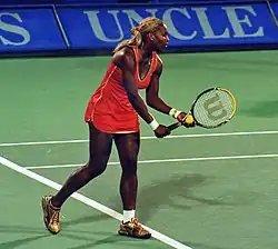سيرينا ويليامز خلال الدور ربع النهائي من مباراة واحدة في بطولة سيدني WTA في عام 2002. فاز ويليامز 6-4 7-6 (6) ضد أميلي موريسمو.