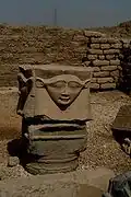 رأس أحد الأعمدة على شكل حتحور