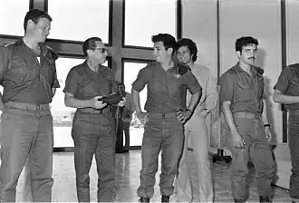 داني ياتوم الاول من الشمال ويبدو في الوسط إيهود باراك، خلال الاحتفال بعملية سابينا 1972