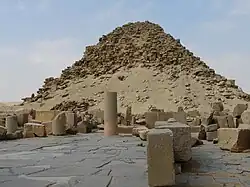 الهرم المدمر، كما يبدو من الفناء المفتوحة للمعبد العلوي.