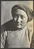 إمرأة مسلمة من عرقية السالار بمنطقة تشينغهاي الصينية ترجع لثلاثينيات القرن الماضي