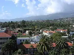 سانتا باربارا، ونظرة من الغرب والشمال الغربي من برج محكمة المقاطعة، مع كنيسة سانتا باربرا وسان ماركوس تظهر في الأفق