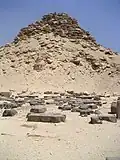 أرضيات البازلت الأسود في باحة المعبد.