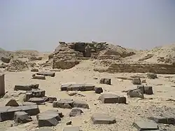 معبد أوسركاف مع انقاض هرم نيفر حوتبس