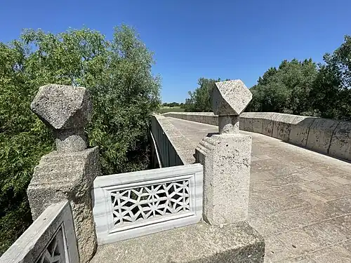 مدخل جسر سراچ خانه على نهر التونجا.