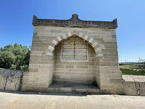 منطقة استراحة مغطاة تقع في منتصف جسر سراچ خانه على نهر التونجا.