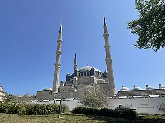 واجهة الجامع تطل على المدينة.