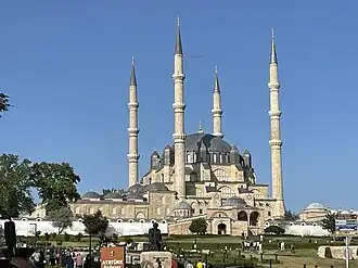 منظر عام للجامع بقبابه الأربع.