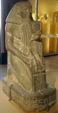 سننموت ممسكا لمكعب باسم حتشبسوت ،متحف بروكلين.