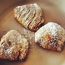 Sfogliatelle مع حشوة الكاسترد