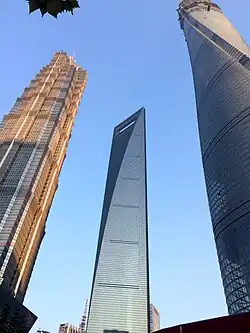 قرب الانتهاء من مركز شنغهاي المالي العالمي وبرج جين ماو وبرج شنغهاي في يناير 2014.
