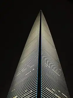مركز شنغهاي المالي العالمي (صورة في الليل).