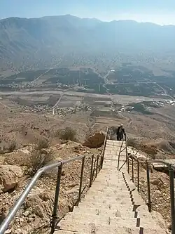 السلم المؤدي إلي مدخل الكهف.