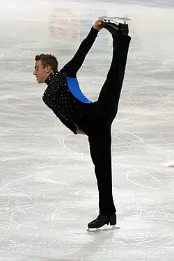 الإنفراج واقفاً (standing split) هو تبعيد للساقين من عند الورك.