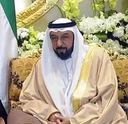 خطان أبيضان يمتدان من زوايا مستطيل أزرق يتقاطعان في منتصفه